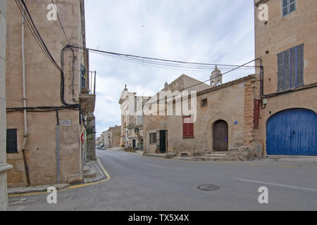 SES SALINES, MALLORCA, SPANIEN - 15 April 2019: Street View im zentralen Dorf an einem bewölkten Tag am Anfang der Saison. Stockfoto