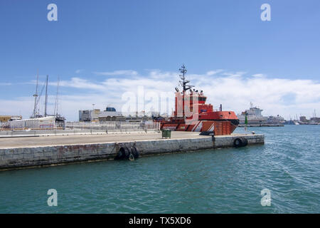 PALMA, MALLORCA, SPANIEN - 20. MAI 2019: Altstadt von Palma Hafen Moll Vell mit roten Küstenwache Schiff in einen Hafen an einem sonnigen Tag günstig am 20. Mai 2019 in Palma, Mal Stockfoto