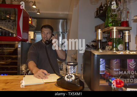 PALMA DE MALLORCA, SPANIEN - 26 April 2019: Restaurant Barkeeper an der Bar Taxi Innenraum bei Nacht am 26. April 2019 in Palma de Mallorca, Spanien. Stockfoto