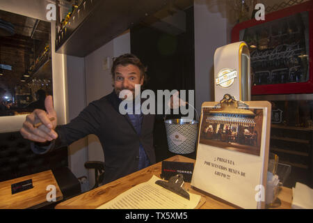 PALMA DE MALLORCA, SPANIEN - 26 April 2019: Restaurant Barkeeper an der Bar Taxi Innenraum bei Nacht am 26. April 2019 in Palma de Mallorca, Spanien. Stockfoto