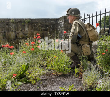 US Airborne Soldat (Re-Enactor) von Mohnblumen, Barnard Castle, 1940 Wochenende, 2019, Teesdale, County Durham, UK Umgeben Stockfoto