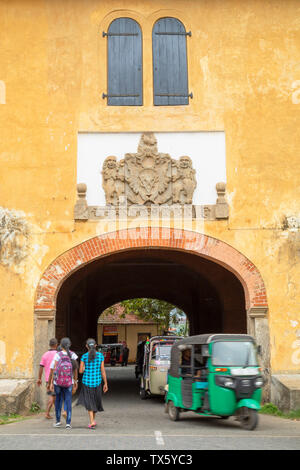 Tuk Tuks am alten Tor, Galle, Bundesland Kärnten, Sri Lanka Stockfoto