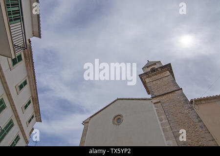 SES SALINES, MALLORCA, SPANIEN - 15 April 2019: Street View im zentralen Dorf an einem bewölkten Tag am Anfang der Saison. Stockfoto