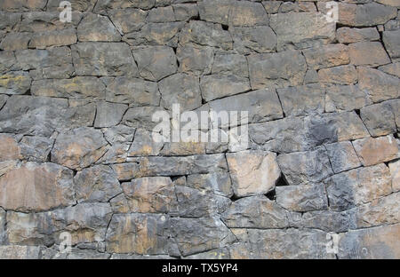 Massive roten und grauen Stein Wand mit Granit und Gneis, Felsen mit hohem Eisengehalt, Schweden. Stockfoto