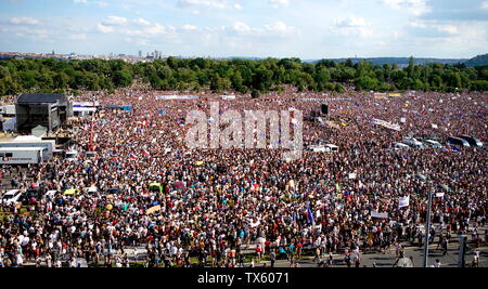 Prag, Tschechische Republik. 23. Juni 2019. Die Teilnehmer nehmen an einer Kundgebung in Prag, Hauptstadt der Tschechischen Republik, 23. Juni 2019. Hunderttausende von Menschen gesammelt, um Sonntag in Prag, Hauptstadt der Tschechischen Republik, anspruchsvolle des Ministerpräsidenten Andrej Babis zurücktreten. Die Rallye in Letna Park, schätzungsweise mehr als 250.000 Menschen teilnahmen, war der Höhepunkt einer Reihe von Demonstrationen in den letzten Wochen gegen Babis, die Untersuchungen über angebliche Betrug und Interessenkonflikte gegenübergestellt hat. Credit: Dana Kesnerova/Xinhua/Alamy leben Nachrichten Stockfoto