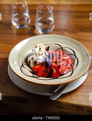 Bereit, Tomate und burrata Salat zu essen serviert auf hölzernen Tisch Stockfoto