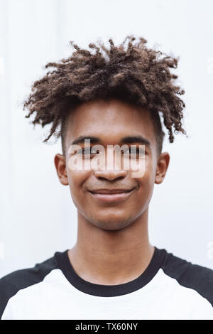 Happy afrikanischer Mann student stehen im Freien Stockfoto