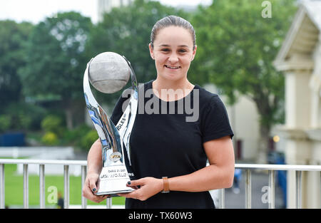 Eastbourne, Großbritannien. 24. Juni, 2019. Ashleigh Barty aus Australien hält stolz die WTA-Nr. 1 Trophäe an die Natur Tal internationalen Tennisturnier in Devonshire Park in Eastbourne statt. Foto: Simon Dack/Alamy leben Nachrichten Stockfoto