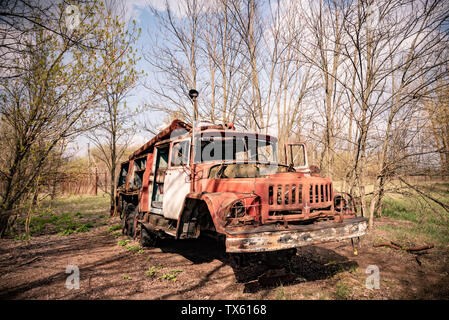 Alten rostigen verlassenen Sowjetischen fire truck in der Sperrzone von Tschernobyl in der Ukraine Stockfoto