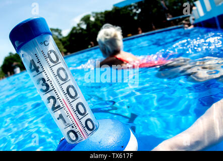 Hannover, Deutschland. 24. Juni, 2019. Ein Schwimmendes Thermometer in einem Pool des Hotels Kleefelder Bad zeigt eine Wassertemperatur von knapp unter 24 Grad Celsius. Credit: Hauke-Christian Dittrich/dpa/Alamy leben Nachrichten Stockfoto