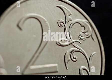 Münze zwei Russische Rubel Makro auf schwarzem Hintergrund isoliert. Detail von metallischem Geld. Geld des Europäischen Land Russland. Stockfoto