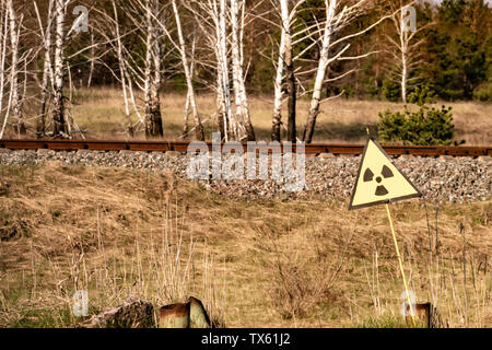 Ionisierende Strahlung Schild in der Nähe von Tschernobyl Zone der Entfremdung, Ukraine Stockfoto