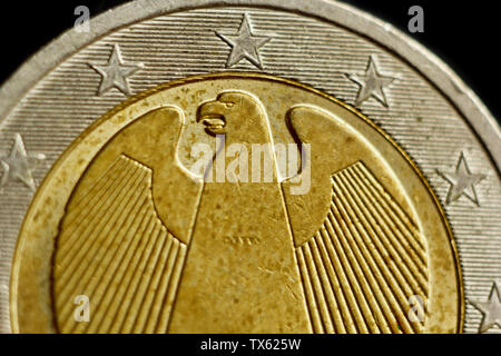 Rückseite einer Münze zwei Euro close-up auf schwarzem Hintergrund isoliert. Detail von Metallgeld hautnah. EU-Geld. Stockfoto