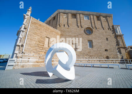 Cadiz, Spanien - Mai 31th, 2019: Blick auf moderne abstrakte Skulptur in der Straße in der Nähe der Kathedrale, Cadiz, Andalusien, Spanien Stockfoto