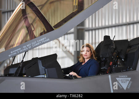 Embargo auf 0001 Dienstag, 25. Juni Verteidigungsminister Penny Mordaunt sitzt im Cockpit einer F-35 Lightning Jet an RAF Akrotiri in Zypern zu markieren, um den Jets erste Einsatz in Übersee. Stockfoto