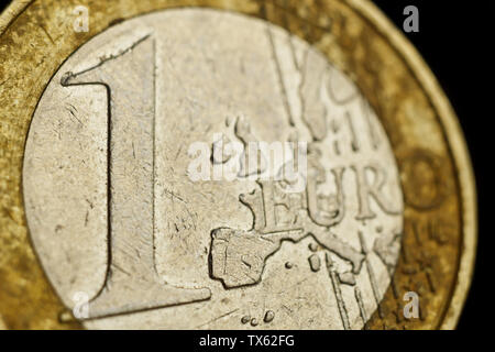 Ein Euro Münze schließen bis auf schwarzem Hintergrund isoliert. Detail von Metallgeld hautnah. EU-Geld. Stockfoto