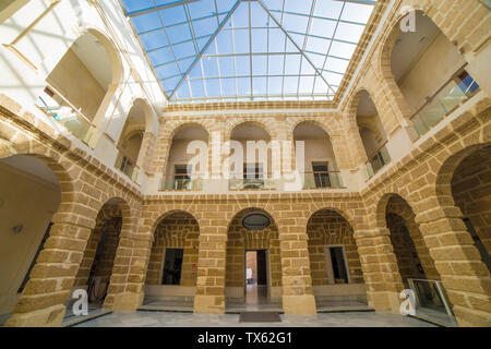 Cadiz, Spanien - Mai 31th, 2019: Casa de Iberoamerica Gebäude, das ehemalige königliche Gefängnis von Cadiz, Andalusien, Spanien. Innenhof Stockfoto