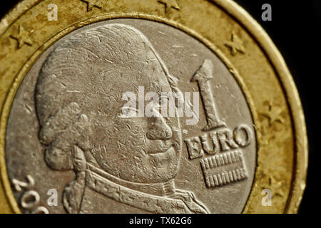 Ein Euro Münze schließen bis auf schwarzem Hintergrund isoliert. Detail von Metallgeld hautnah. EU-Geld. Stockfoto