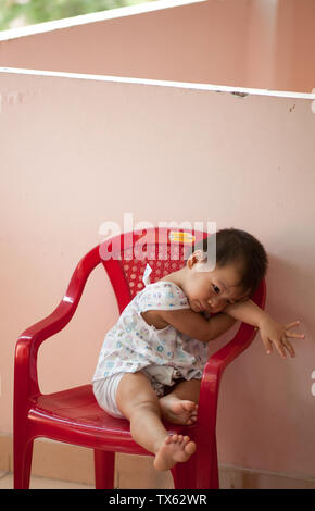 Ein Baby in einem Waisenhaus in Vietnam, Saigon, Ho Chi Minh City Stockfoto