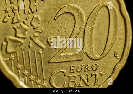 Münze 20 Euro Cent Makro auf schwarzem Hintergrund isoliert. Detail von Metallgeld hautnah. EU-Geld. Stockfoto
