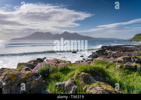 Cleadale laig Bay, und die entfernten Insel Rum der Isle of Eigg, kleinen Inseln, Schottland. Stockfoto