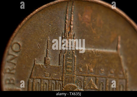 Münze zehn Tschechische Krone Makro auf schwarzem Hintergrund isoliert. Detail von Metallgeld hautnah. Europäische Land Geld der Tschechischen Republik. Stockfoto