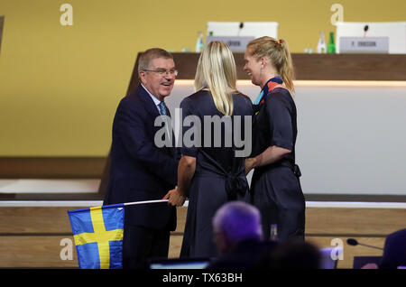 Lausanne, Schweiz. 24. Juni, 2019. Präsident des Internationalen Olympischen Komitees (IOC) Thomas Bach (L) begrüßt die Delegierten aus Schweden während der 134. Tagung des Internationalen Olympischen Komitees (IOC) in Lausanne, Schweiz, 24. Juni 2019. Quelle: Cao kann/Xinhua/Alamy leben Nachrichten Stockfoto