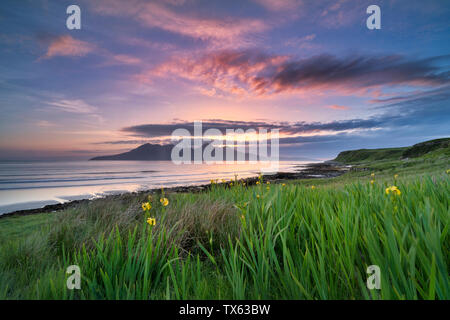 Sonnenuntergang über der Insel Rum, von laig Bay, Cleadale, der Insel Eigg, kleinen Inseln, Schottland. Stockfoto