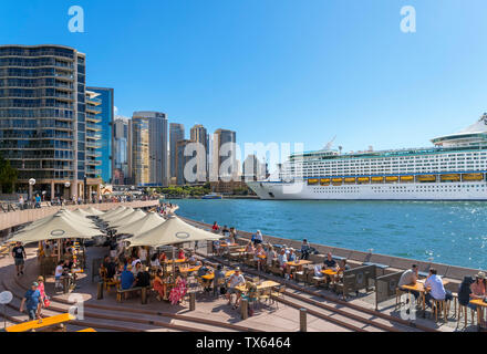 Kreuzfahrt Schiff angedockt am Circular Quay mit Blick auf die Skyline von Sydney Central Business District und hinter der Oper Bar im Vordergrund, Sydney, Australien Stockfoto