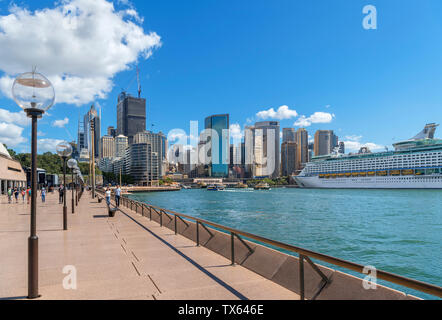 Kreuzfahrt Schiff angedockt am Circular Quay mit Blick auf die Skyline von Sydney Central Business District hinter, Sydney, New South Wales, Australien Stockfoto