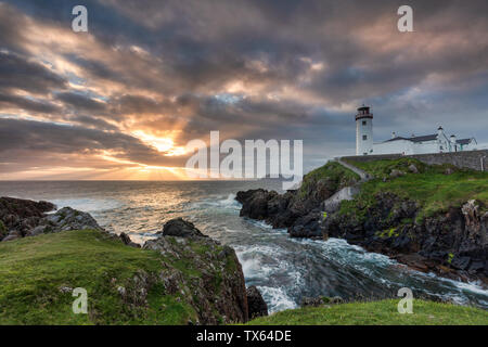 Sonnenaufgang über dem Atlantik und Fanad Head Lighthouse im County Donegal Irland