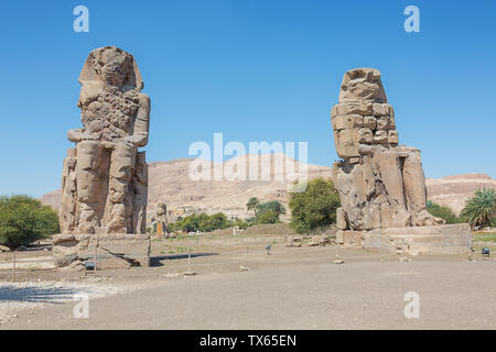 Blick auf die beiden Kolosse von Memnon in der Nähe von Luxor Stockfoto