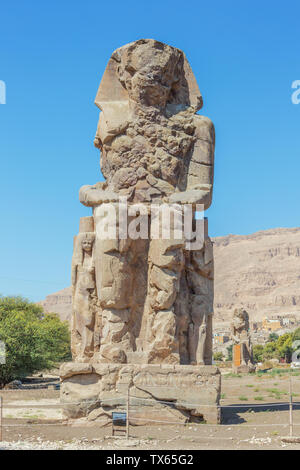 Blick auf den Westen Kolosse von Memnon in der Nähe von Luxor Stockfoto