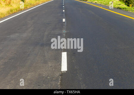 Straße Autobahn zwei Wege neuen Asphalt und gemalten Linien auf gerade keine Fahrzeuge schwindenden Perspektive. Stockfoto