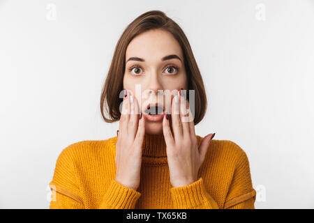 Porträt einer wunderschönen schockiert junge Frau trug Pullover, die auf weißem Hintergrund Stockfoto