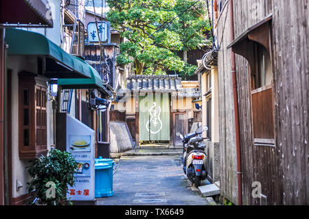 Blick auf die Straße von traditionellen Straßen in Kyoto, Japan Stockfoto