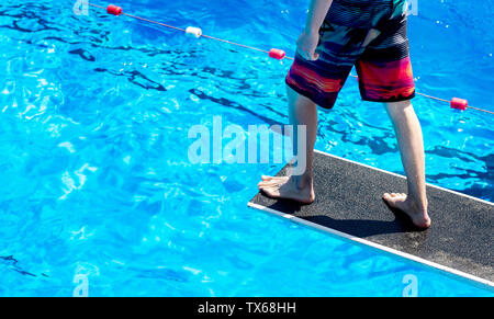 Hannover, Deutschland. 24. Juni, 2019. Ein junger Mann springt in die Sonne in einen Pool, in den Hotels Kleefelder schlecht. Credit: Hauke-Christian Dittrich/dpa/Alamy leben Nachrichten Stockfoto