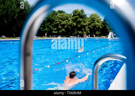 Hannover, Deutschland. 24. Juni, 2019. Besucher schwimmen in der Sonne in einem Pool des Hotels Kleefelder schlecht. Credit: Hauke-Christian Dittrich/dpa/Alamy leben Nachrichten Stockfoto