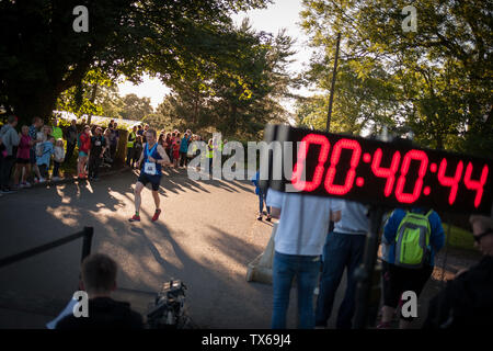 Die Brian Goodwin Memorial 10 Km Straßenrennen, bewirtet durch Bellahouston Geländeläufer laufende Verein und im malerischen Pollok Country Park in Glasgow, Schottland, am 21. Juni 2019. Stockfoto