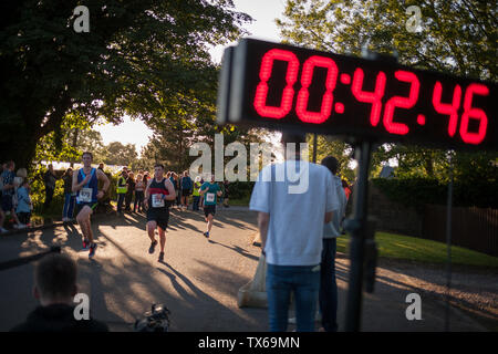 Die Brian Goodwin Memorial 10 Km Straßenrennen, bewirtet durch Bellahouston Geländeläufer laufende Verein und im malerischen Pollok Country Park in Glasgow, Schottland, am 21. Juni 2019. Stockfoto