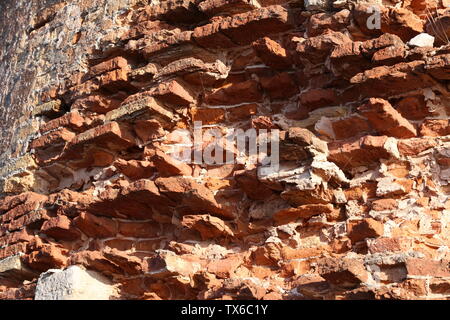 Die alte Festung aus rotem Backstein Mauer bröckelt Stockfoto