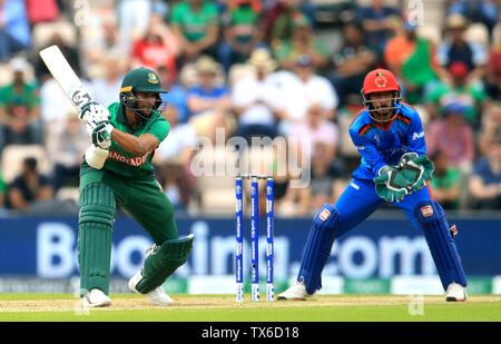 In Bangladesch Shakib Al Hasan (links) Während der ICC Cricket World Cup group stage Gleiches an der Schüssel, Southampton, Hampshire. Stockfoto