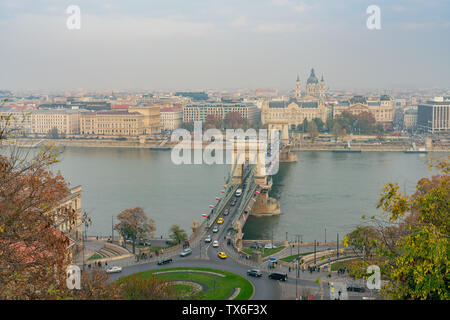 Nachmittag Luftaufnahme der berühmte Széchenyi Kettenbrücke mit Four Seasons Hotel Gresham Palace Budapest, Ungarn Stockfoto