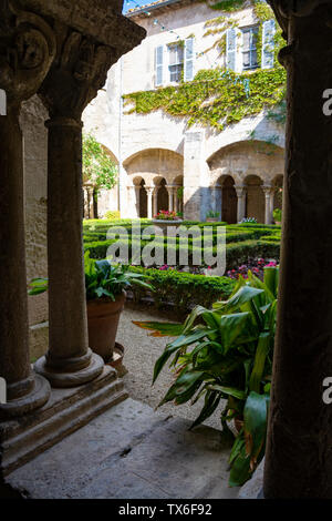 St Remy De Provence, Bouches du Rhône, Provence, Frankreich, 11.05.2019. Hof im Kloster von St. Paul de Mausole. Stockfoto