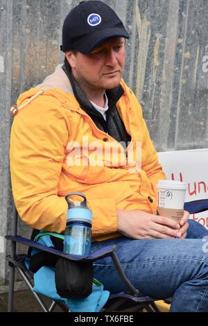 Richard Ratcliffe, Hungerstreik Tag vier, hungrig 4 Frei Nazanin Protest, Außerhalb der iranischen Botschaft in London. Großbritannien Stockfoto