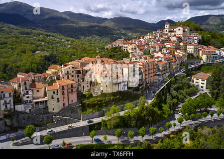 Schönen sonnigen Stadtbild von rivello Stadt auf dem Hintergrund der grüne Hügel und bewölkter Himmel in Italien. Es gibt viele alte Häuser mit rot-orange Geschuppt Stockfoto