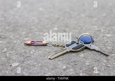 Verlorene Haufen alter Schlüssel mit Schlüsselanhänger auf der Straße in einer Stadt park Stockfoto