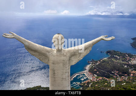 Große Denkmal von Jesus mit ausgestreckten Händen auf der Oberseite des grünen Klippe am Meer Hintergrund in Maratea Hill - Stadt an der Tyrrhenischen Küste in Italien. Antenne Stockfoto