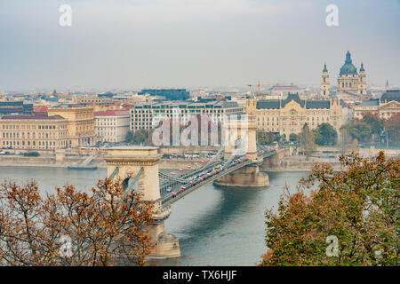 Nachmittag Luftaufnahme der berühmte Széchenyi Kettenbrücke mit Four Seasons Hotel Gresham Palace Budapest, Ungarn Stockfoto