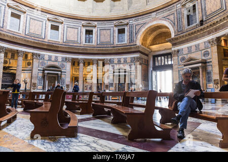 Rom, Italien, 24. APRIL 2019: Künstler zeichnen das Innere der Pantheon, der Besterhaltenen und einflußreiche Gebäude des antiken Rom. Stockfoto